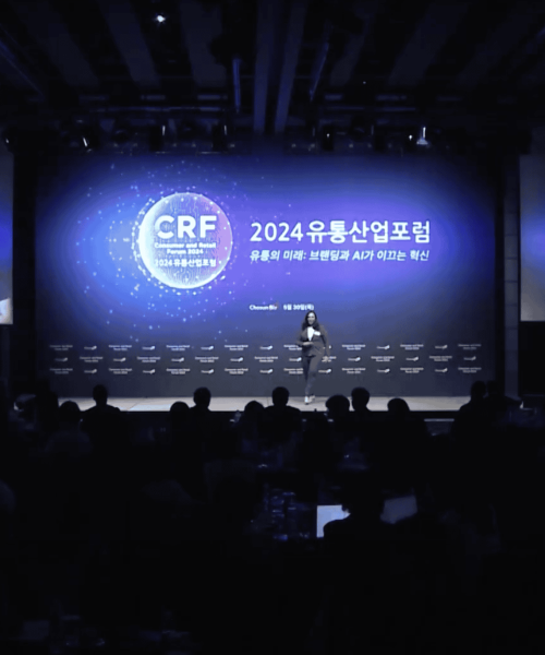 Suzanne Knight, Keynote Speaker and Strategic Advisor, Speaking on a stage about accelerating change and using AI to maximize results
